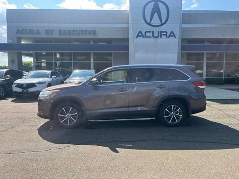 Used 2017 Toyota Highlander XLE AWD/4WD image 37