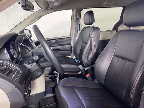 Used 2016 Chrysler Town & Country Touring w/ Driver Convenience Group image 19