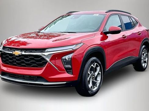 Used 2026 Chevrolet Trax LT w/ LT Convenience Package FWD image 2