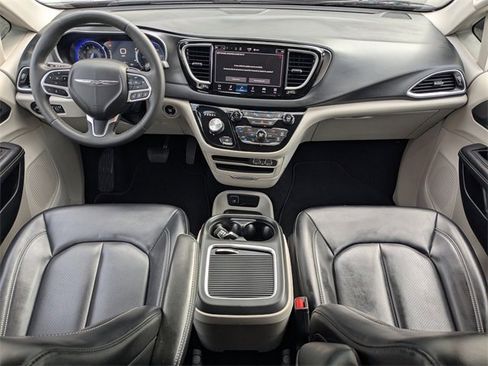Used 2023 Chrysler Pacifica Touring-L image 14