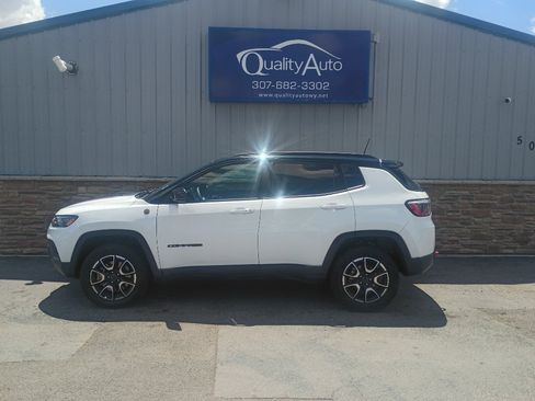 Used 2025 Jeep Compass Trailhawk AWD/4WD image 1