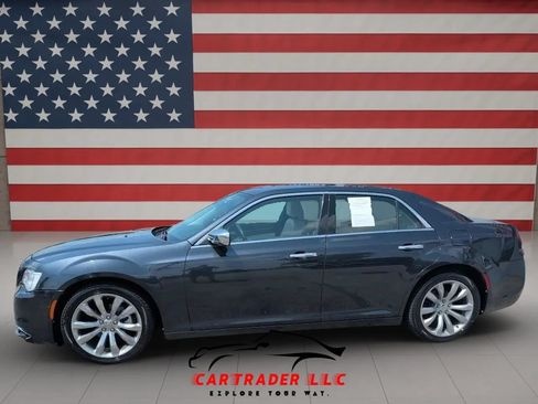 Used 2018 Chrysler 300 Limited RWD image 3
