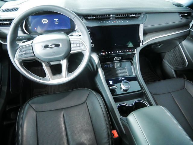 Used 2026 Jeep Grand Cherokee Limited AWD/4WD image 4