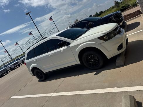 Used 2019 Dodge Journey SE w/ Blacktop Package FWD image 3