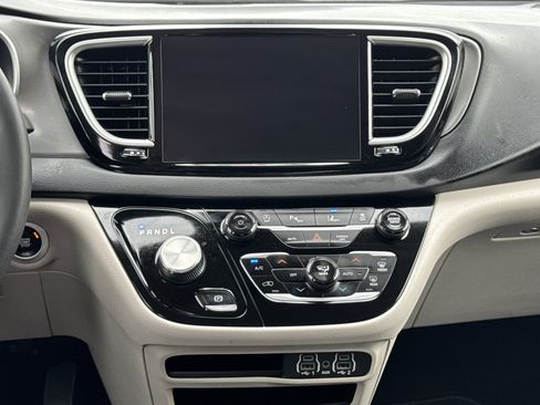 Used 2024 Chrysler Pacifica Touring-L image 17