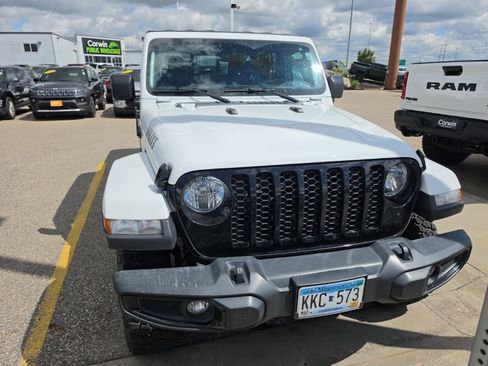 Used 2023 Jeep Gladiator Sport AWD/4WD image 2