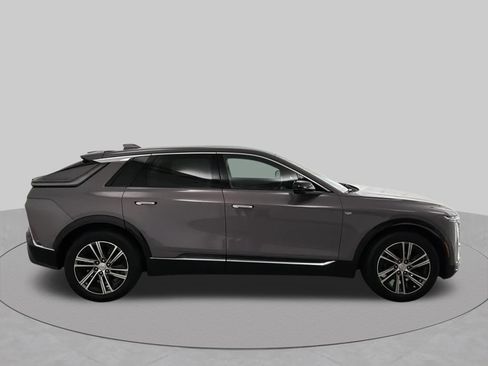 Used 2024 Cadillac Lyriq Luxury AWD/4WD image 7