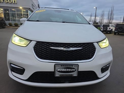 Used 2022 Chrysler Pacifica Touring-L image 8