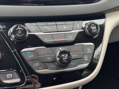 Used 2024 Chrysler Pacifica Touring-L image 26