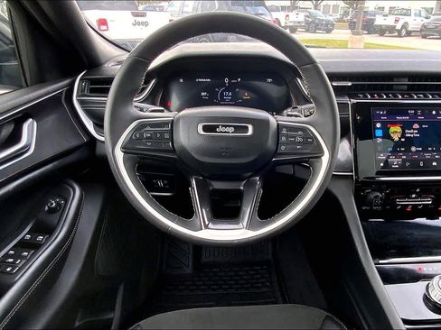 Used 2023 Jeep Grand Cherokee L Laredo image 6