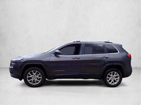 Used 2016 Jeep Cherokee Latitude w/ Cold Weather Group AWD/4WD image 2