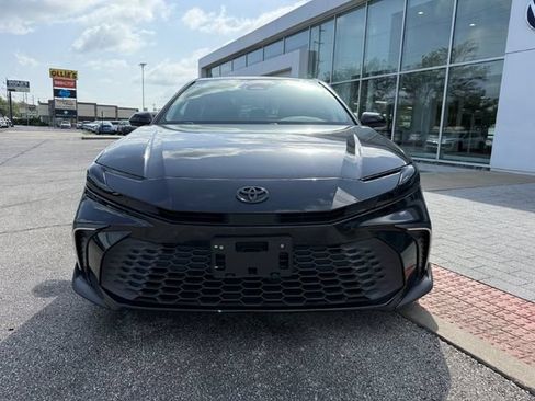 Used 2025 Toyota Camry SE w/ Convenience Package FWD image 2
