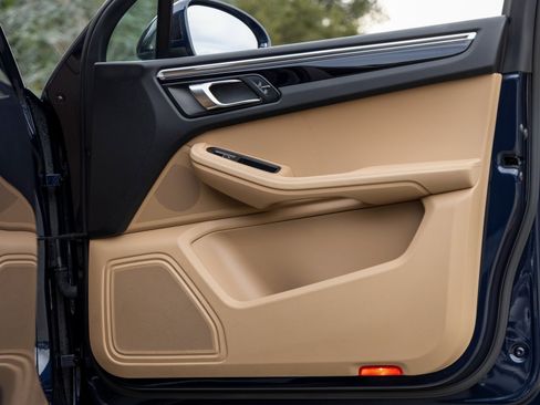 Used 2020 Porsche Macan image 48