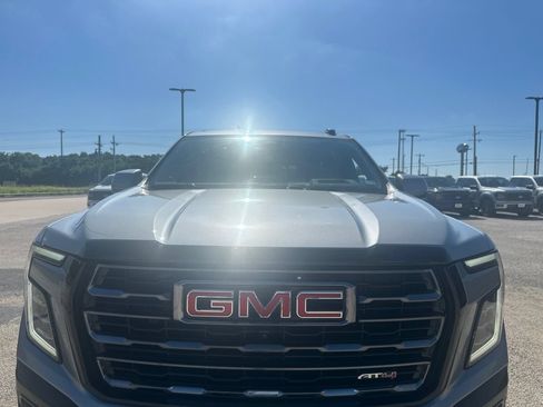Used 2025 GMC Yukon AT4 w/ AT4 Premium Package AWD/4WD image 8
