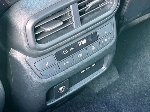 Used 2025 Honda Pilot Black Edition image 25