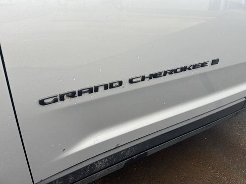 Used 2025 Jeep Grand Cherokee Altitude image 10