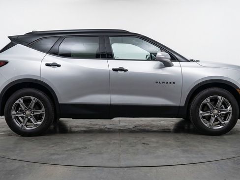 Used 2025 Chevrolet Blazer LT FWD image 11