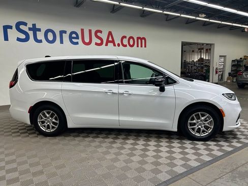 Used 2024 Chrysler Pacifica Touring-L FWD image 13