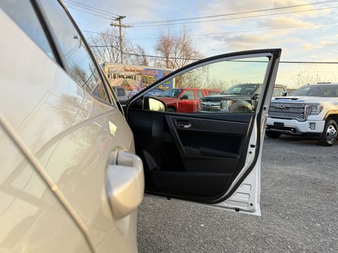 Used 2017 Toyota Corolla L image 32