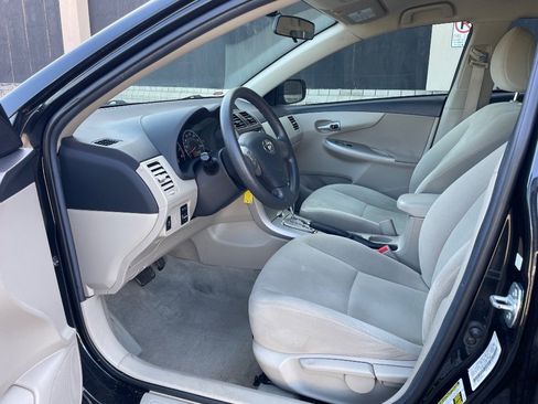 Used 2013 Toyota Corolla LE image 2