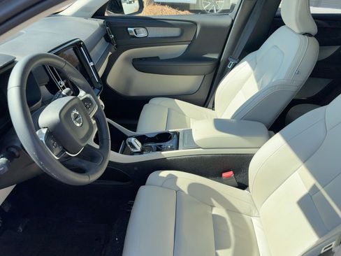 Used 2023 Volvo XC40 B5 Plus w/ Climate Package AWD/4WD image 5