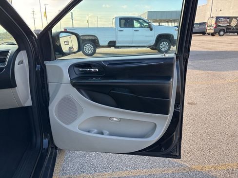 Used 2017 Dodge Grand Caravan SXT image 16