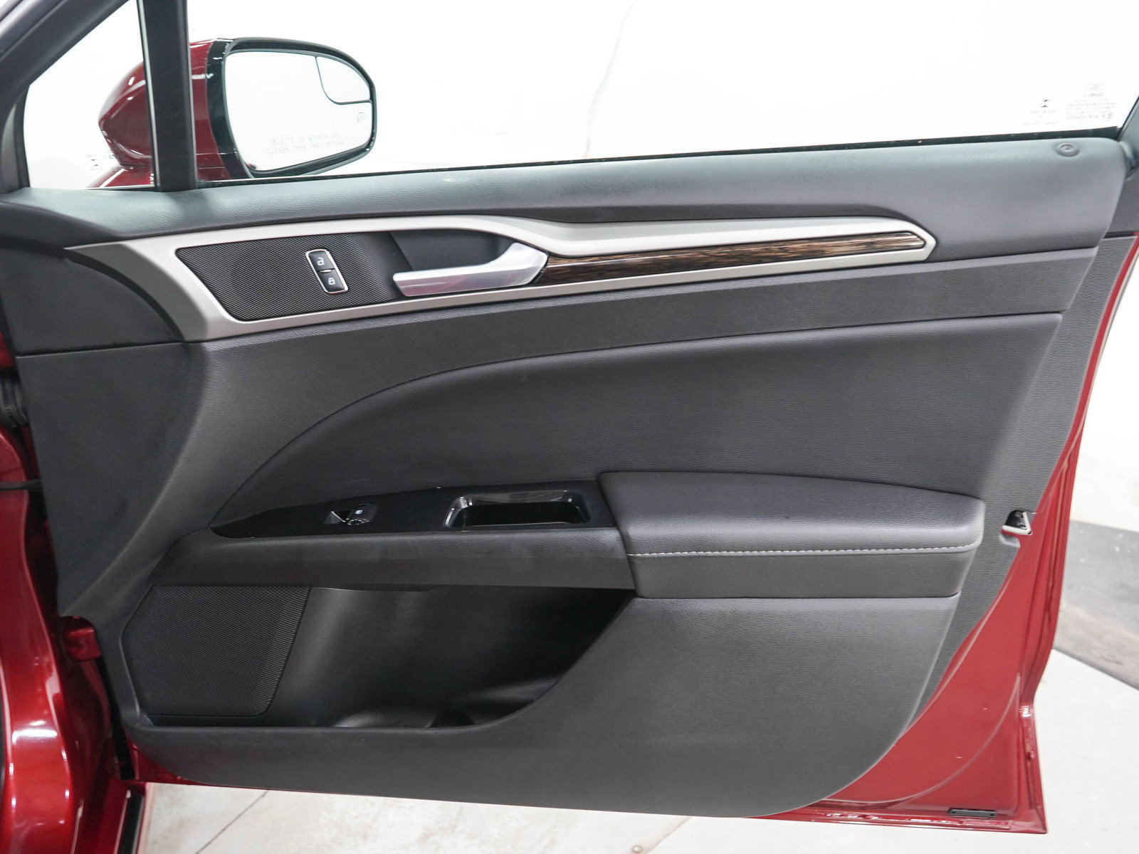Used 2015 Ford Fusion SE w/ Equipment Group 202A FWD image 9