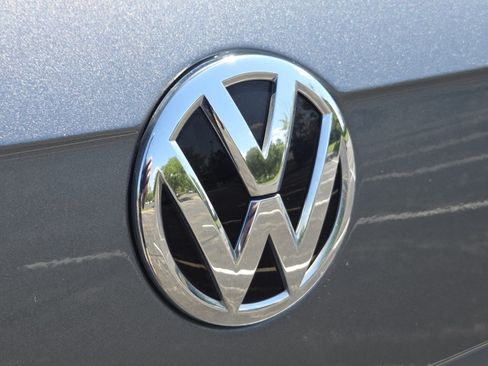 Used 2018 Volkswagen Tiguan SEL AWD/4WD image 18