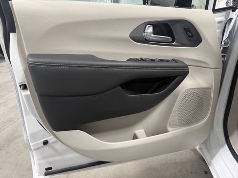 Used 2024 Chrysler Pacifica Touring-L image 19