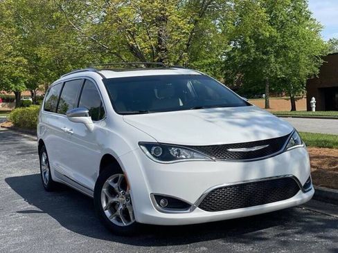 Used 2017 Chrysler Pacifica Limited FWD image 3