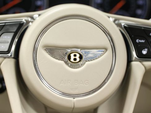 Used 2020 Bentley Bentayga Plug-In Hybrid image 29