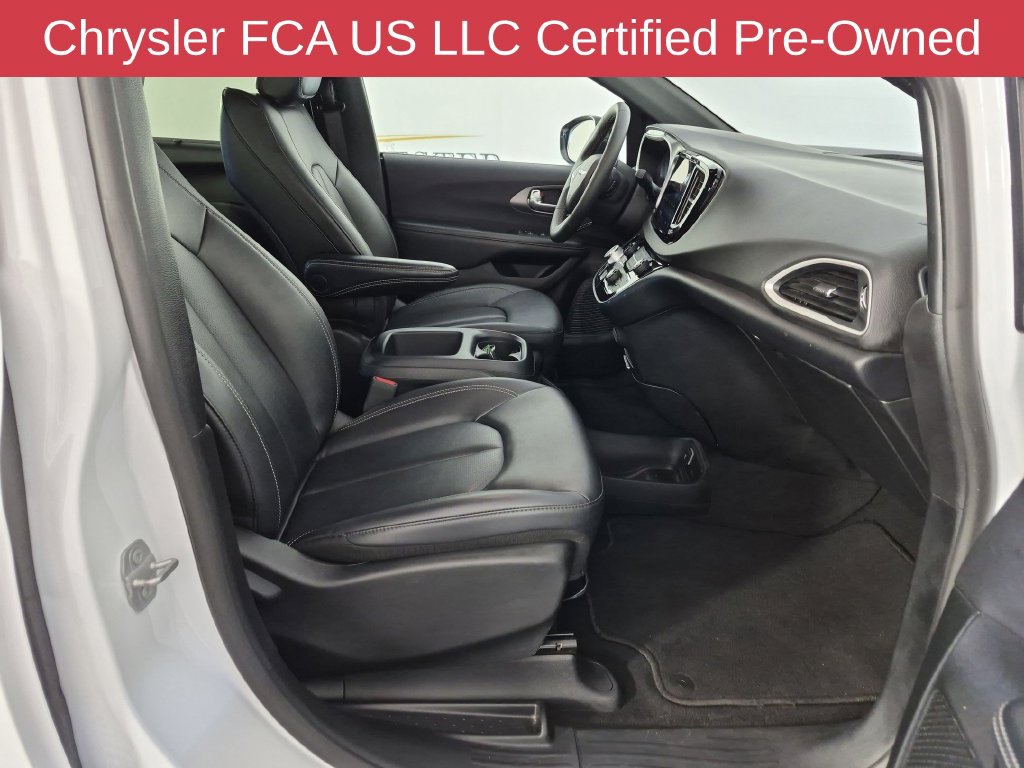 Certified 2025 Chrysler Pacifica Select FWD image 37