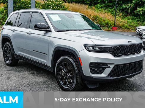 Used 2025 Jeep Grand Cherokee Altitude AWD/4WD image 3