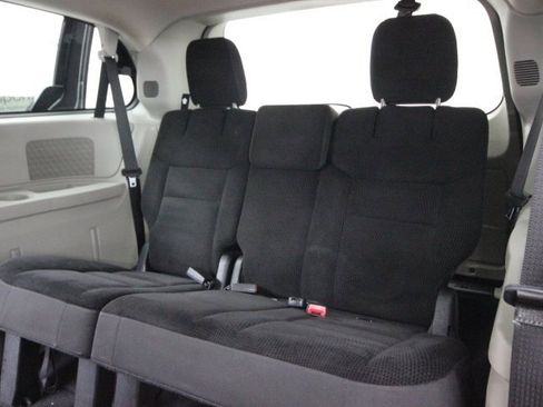 Used 2019 Dodge Grand Caravan SE w/ UConnect Hands-Free Group image 20