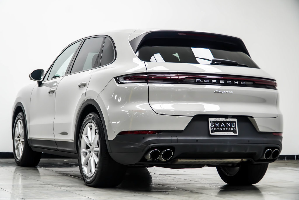 Used 2024 Porsche Cayenne w/ Premium Package Plus (PFM) AWD/4WD image 16