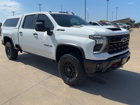 Used 2025 Chevrolet Silverado 2500 ZR2 w/ Technology Package AWD/4WD image 3