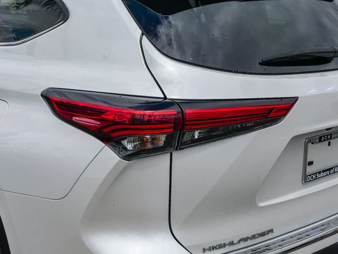 Used 2022 Toyota Highlander XLE AWD/4WD image 7