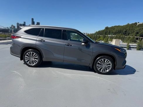 Used 2023 Toyota Highlander Platinum AWD/4WD image 2