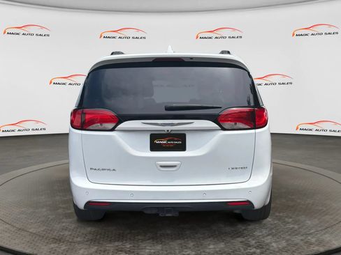 Used 2019 Chrysler Pacifica Limited w/ Tire & Wheel Group FWD image 8