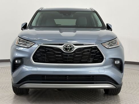 Used 2024 Toyota Highlander FWD image 6