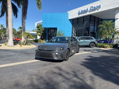 Used 2025 Toyota Camry SE image 1