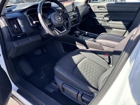 Used 2024 Nissan Pathfinder S image 17