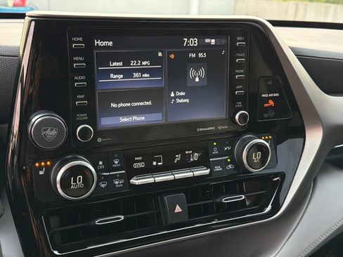 Used 2022 Toyota Highlander XLE AWD/4WD image 32