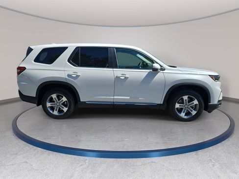Used 2025 Honda Pilot EX-L image 4