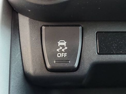 Used 2020 Toyota RAV4 XLE FWD image 25