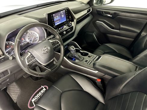Used 2022 Toyota Highlander XLE AWD/4WD image 5