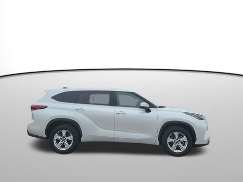 Used 2023 Toyota Highlander LE image 7