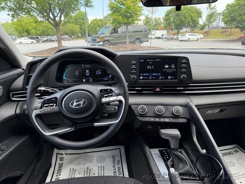 Used 2025 Hyundai Elantra SE FWD image 18