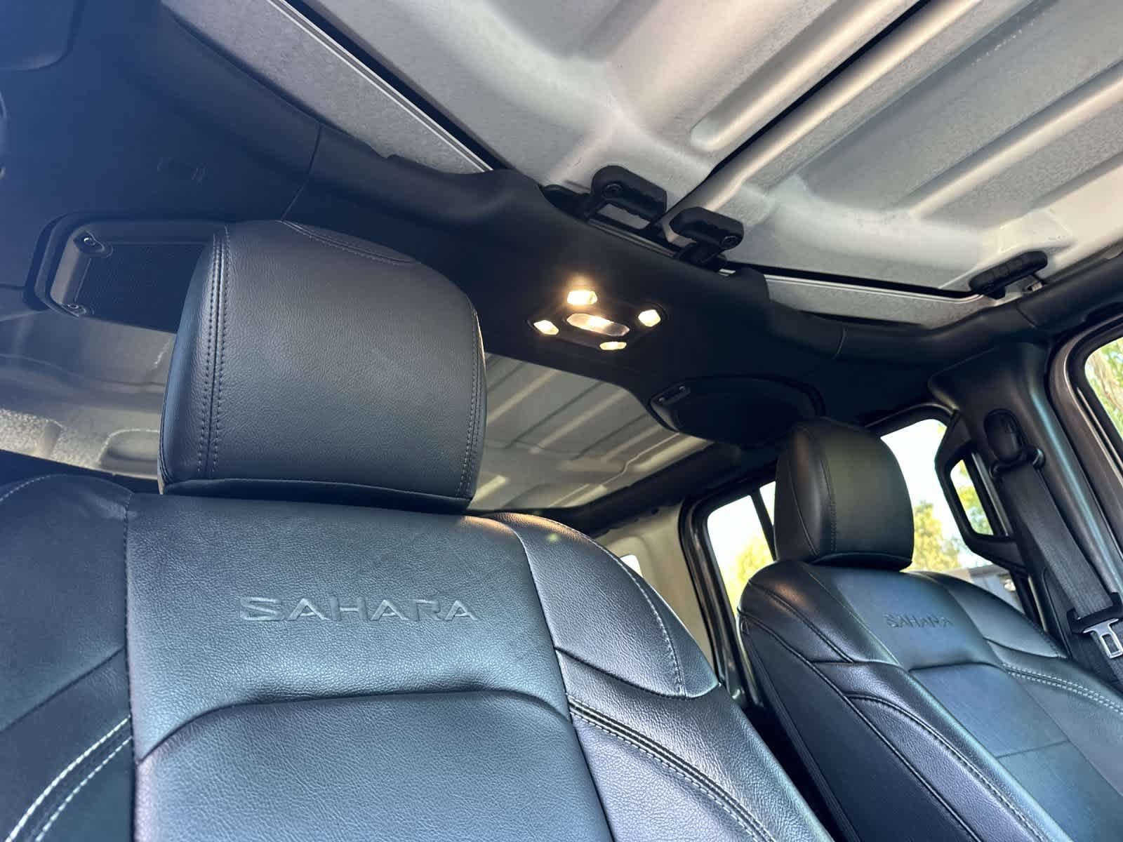 Used 2022 Jeep Wrangler Unlimited Sahara AWD/4WD image 16
