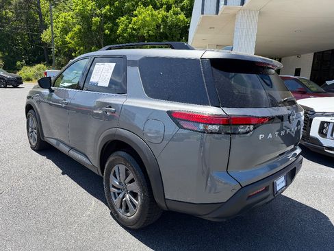 Used 2024 Nissan Pathfinder SV image 4